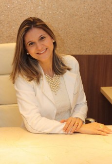 FISIOTERAPEUTA, PÓS-GRADUADA EM FISIOTERAPIA DERMATO-FUNCIONAL, KARLA BESSA É UMA DEDICADA ESTUDIOSA EM TRATAMENTOS ESTÉTICOS